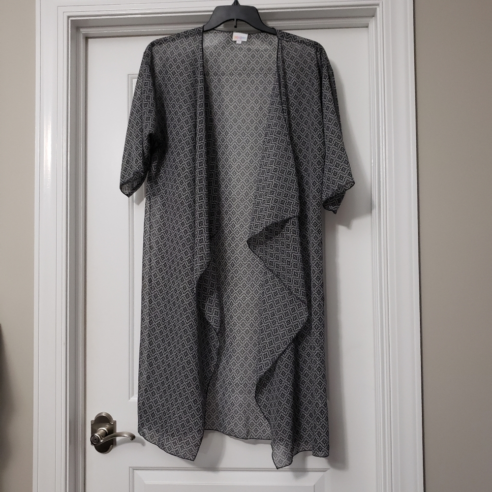 ❤ LuLaRoe Shirley Size M